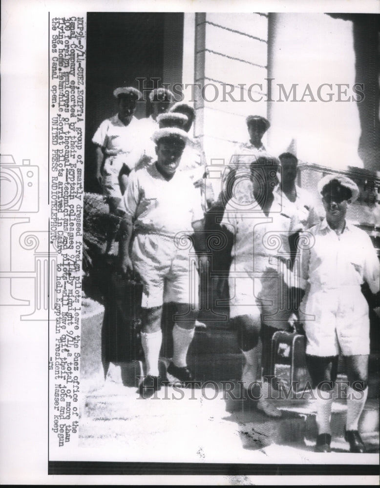 1956 Press Photo Foreign Pilots Leave Suez Office Of Canal Company - Historic Images