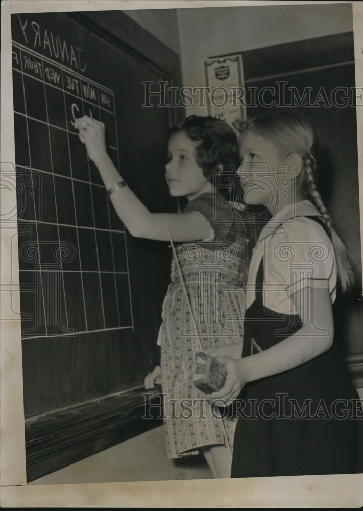 1940 Press Photo Students Carol Nordgren &amp; Carolyn Sue Boyevat-Historic Images