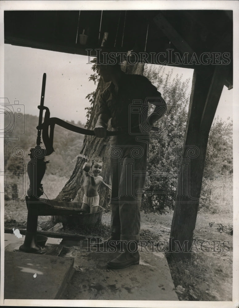 1940 Press Photo Fred MacMurray Works Jefferson Home Hand Pump For Carolyn Lee - Historic Images