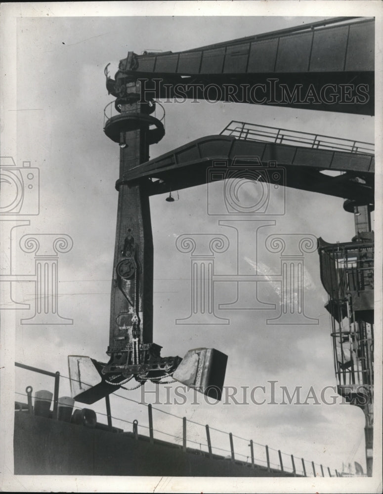 1942 Press Photo Mechanical Apparatus Claw Thing Opens To Pick Something Up - Historic Images