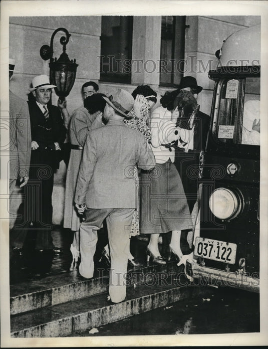 1937 Press Photo Female Inmates Board Bus At Courthouse After Hoover Vice Raids - Historic Images