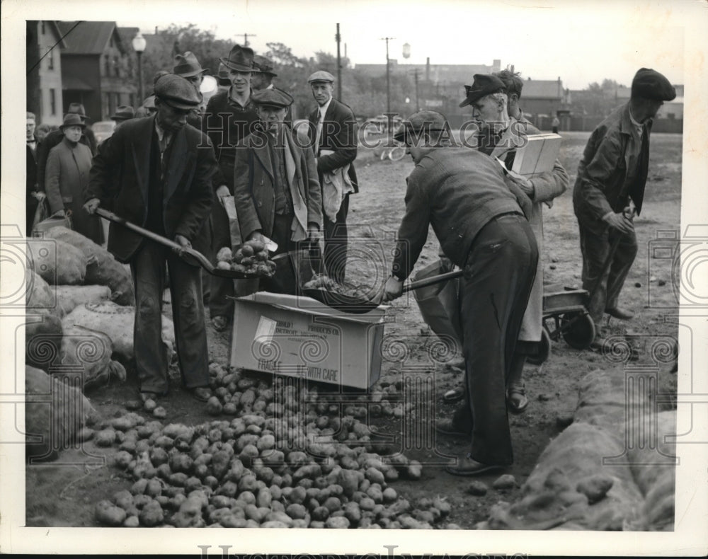 1938 Gathering potatoes - Historic Images