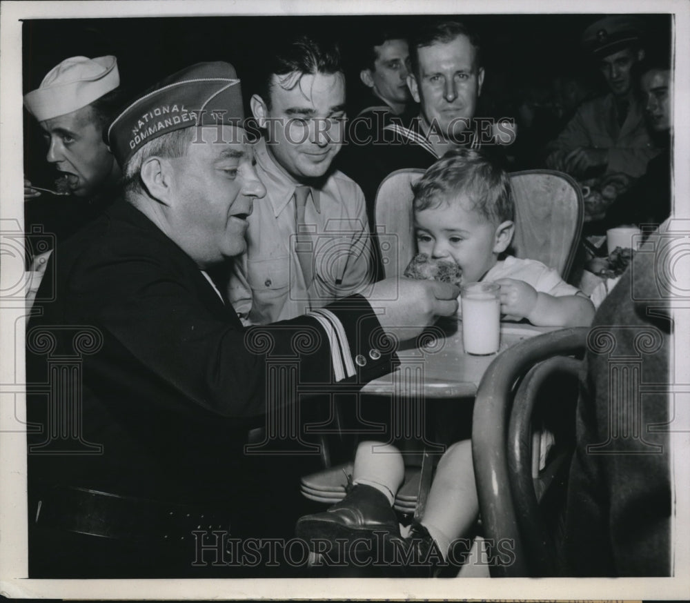 1944 Press Photo American Legion Commander Warren Atherton Feeds Chicken To Baby - Historic Images