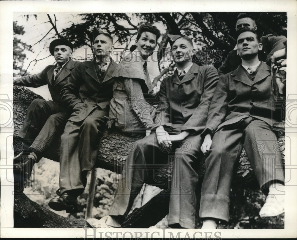 1943 British Soldiers Back from Prisoners of War, Cattrall, Murphy - Historic Images