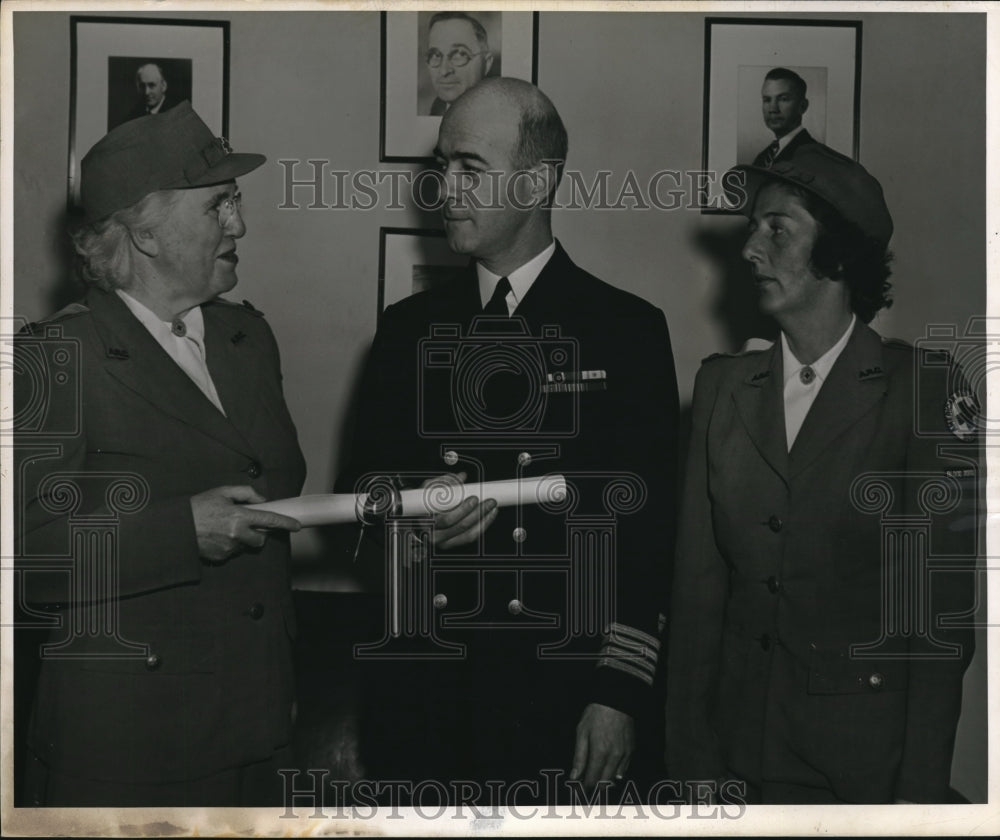 1945 Press Photo James Hirshfield Coast Guard Director Gets Red Cross Award - Historic Images