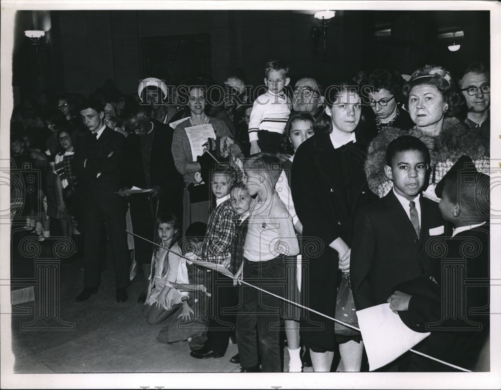 1964 Press Photo Young And Old Alike Enjoy Concert At Cleveland Museum Of Art - Historic Images