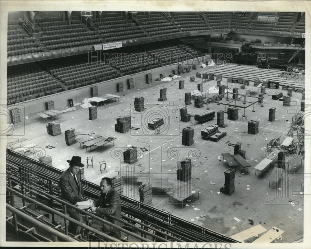 1952 Press Photo Directors Review Plans For RNC And DNC At Chicago Ampitheatre - Historic Images