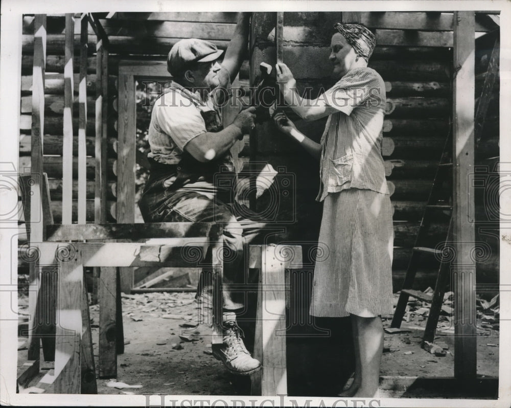 1947 Press Photo Ralph And Bessie Spencer Build Log Cabin Cottage With Pine - Historic Images