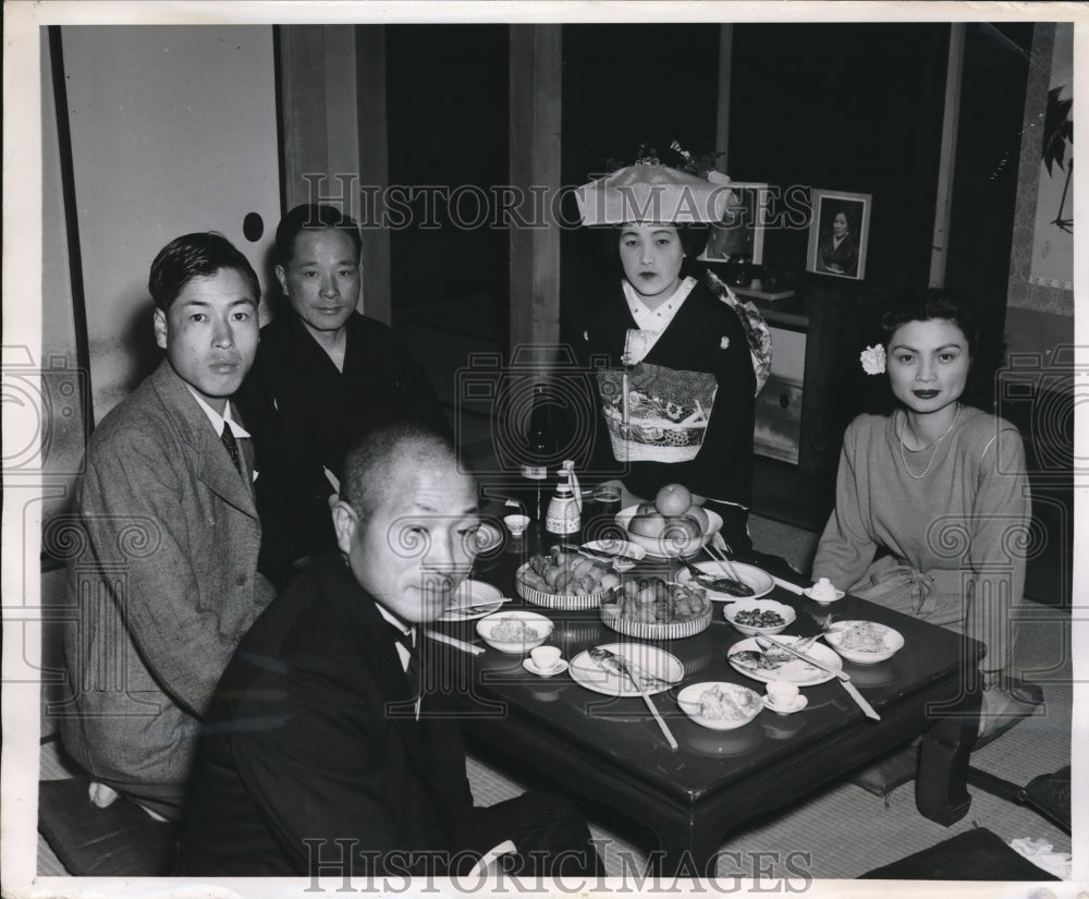 1948 Press Photo A Shinto Japanese wedding breakfast for the family - Historic Images