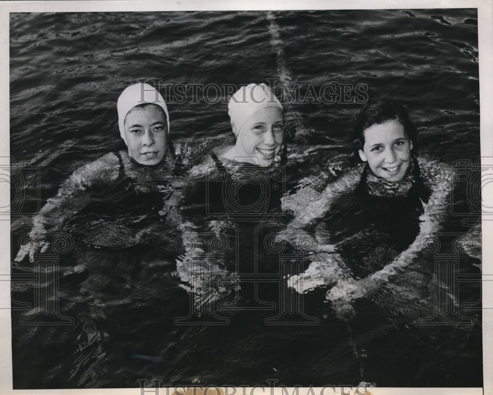 1939 Press Photo Mary Ryan center is the winner of the 1 mile free style - Historic Images