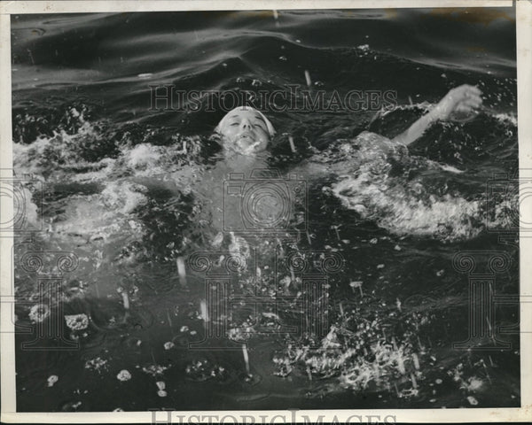 1939 Press Photo A swimmer i distress - Historic Images