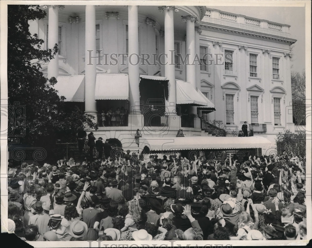 1941 Press Photo Roosevelt waving to crowd before annual egg rolling. Washington - Historic Images