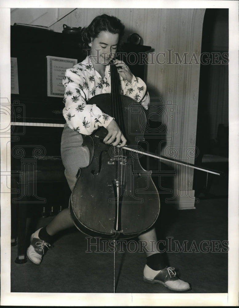 1941 Press Photo Mrs. Betty Newell plays the Cello. - Historic Images