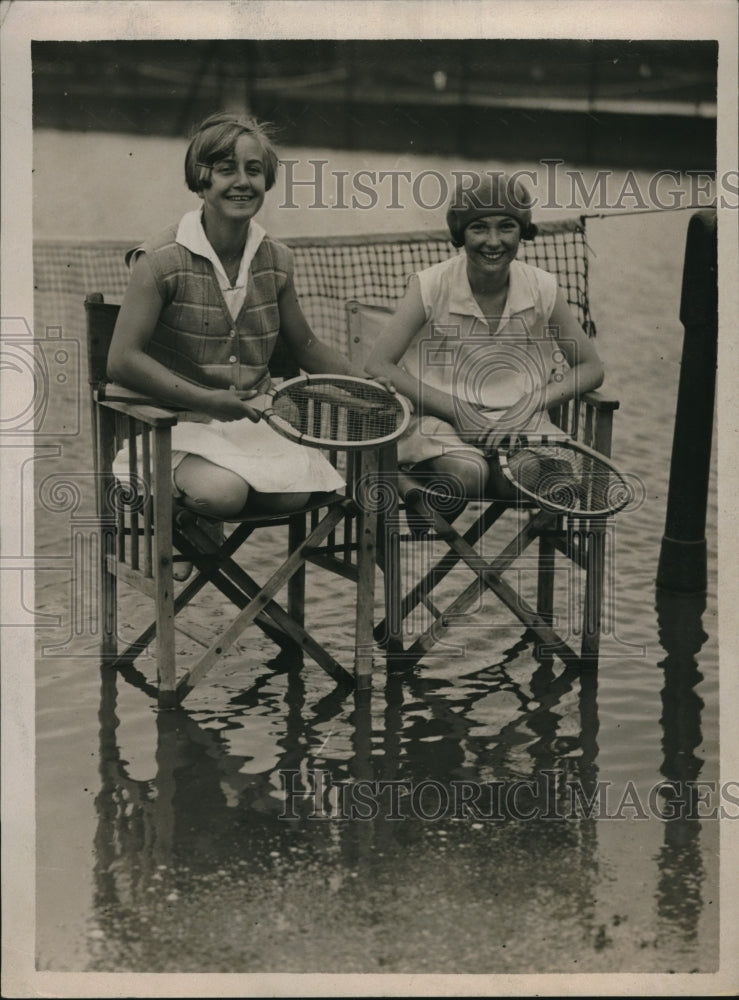 1929 Press Photo Girls Take Refuge From Flooded Tennis Courts - Historic Images