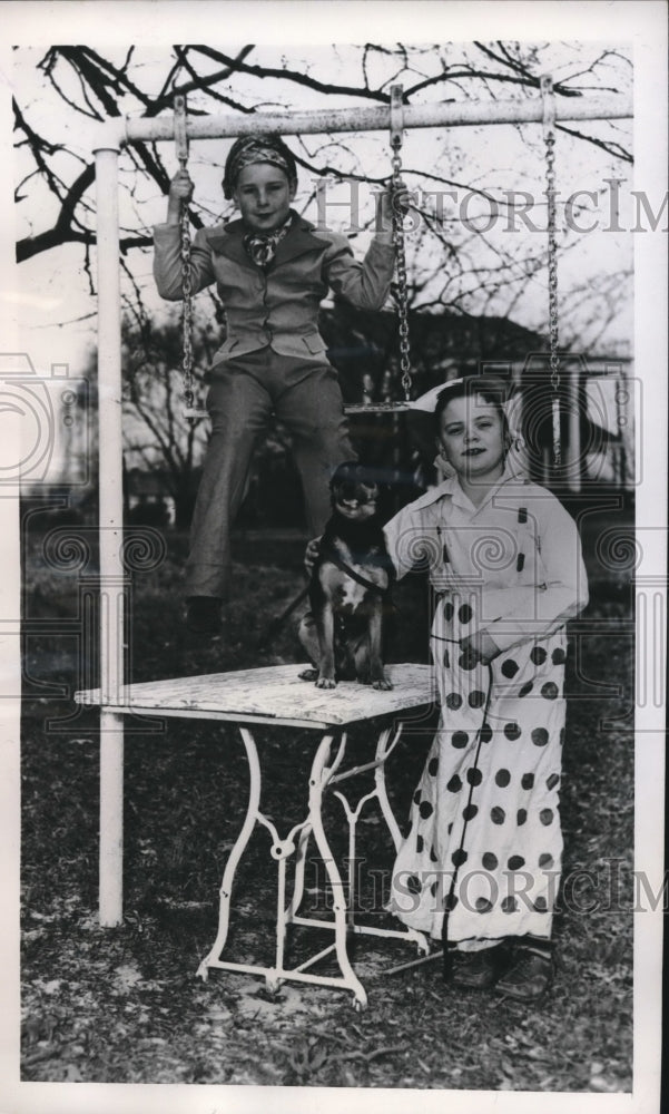 1948 Press Photo Buddy Hilderbrand &amp; Charlie Harrelson Raised $5.25 - Historic Images