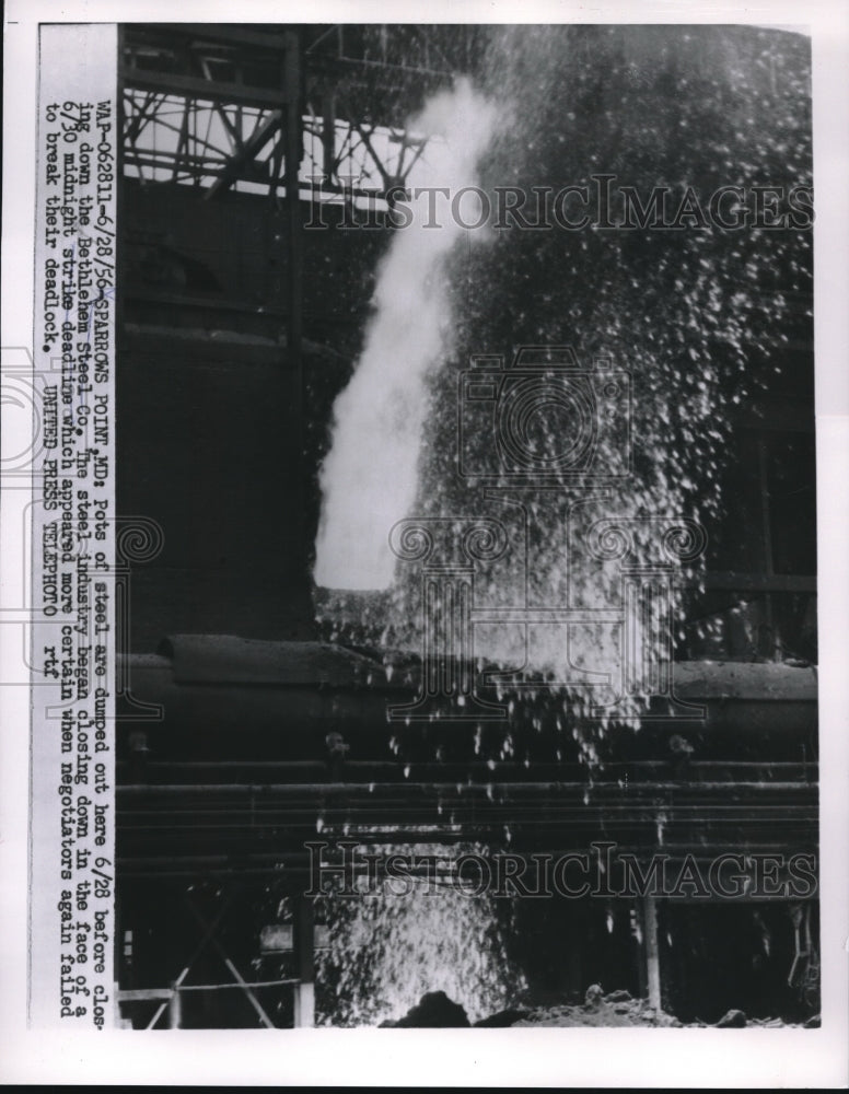 1956 Press Photo Pots Of Steel Dumped Out In Sparks At Bethlehem Steel Company - Historic Images