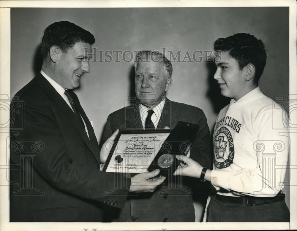 1956 Press Photo Junior Chamber Of Commerce President Hugh Mckenna Gets Award - Historic Images