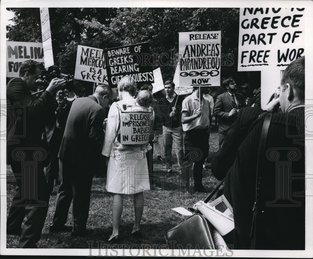 1969 Press Photo Amnesty International Protests For Andreas Papandreou Release - Historic Images