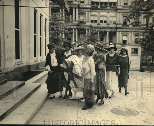 1922 Press Photo Women Tae Petition To President For Political Prisoner Amnesty - Historic Images