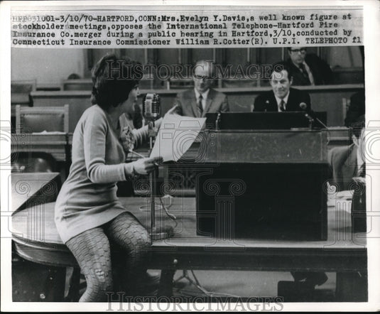 1970 Press Photo Mrs Evelyn Davis Opposing International Telephone Hartford Fire-Historic Images