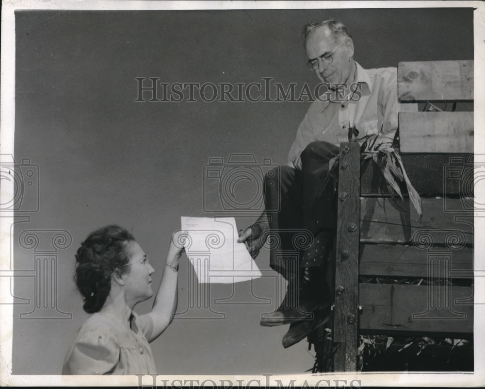 1943 Press Photo Justice of Peace Ne Bomboy Harvesting Corn Takes Break Sign - Historic Images