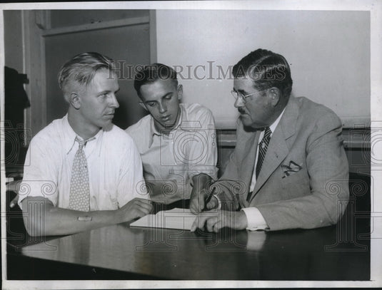 1935 Press Photo Harold Anderson & his brother Harry Being Questioned Found Body - Historic Images