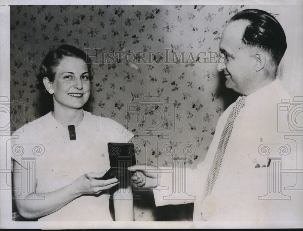 1935 Press Photo Mrs Garnett McAlley Receiving Medal for Devotion to Duty Danger - Historic Images