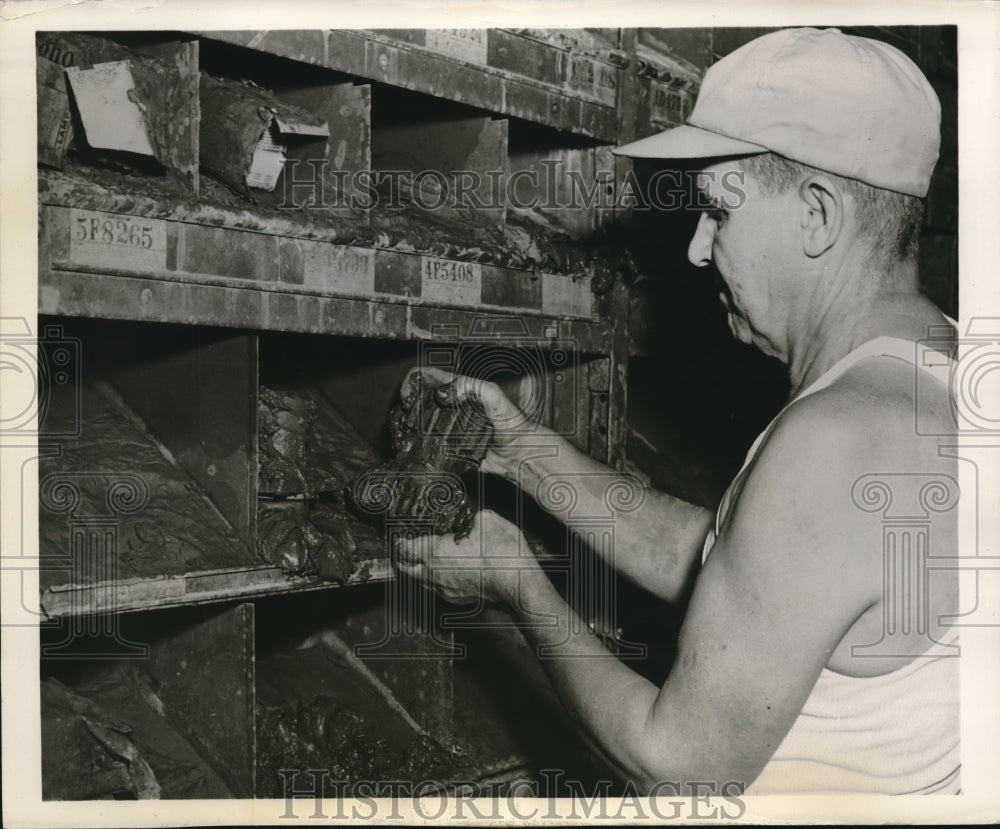 1951 Press Photo Material Handler Albert Swift At Caterpillar Tractor Company - Historic Images