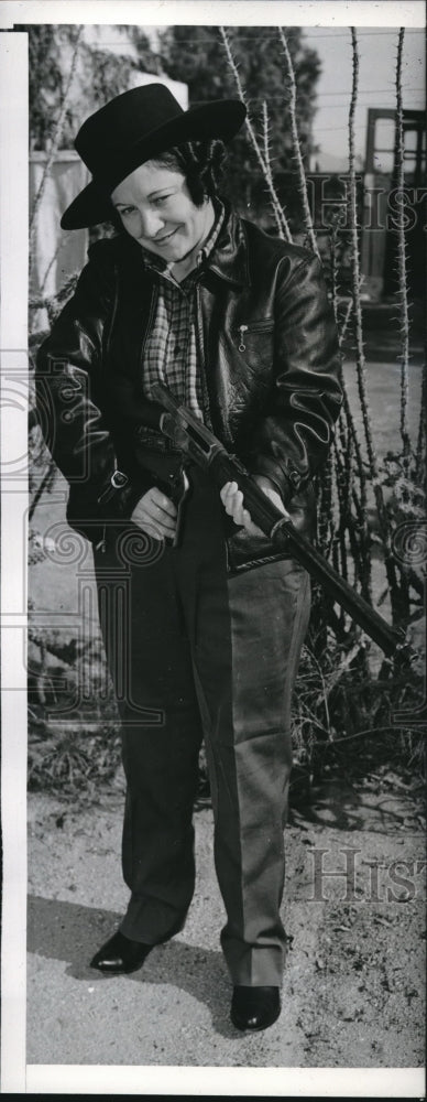 1940 Press Photo Hazel Wittkopp preparing for the Annual Buffalo Hunt in Tucson - Historic Images