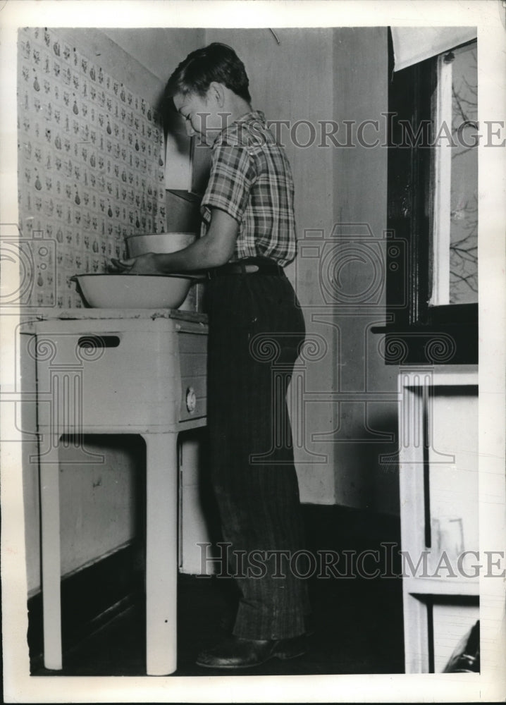 1949 Press Photo Melvin Moore Pupil At Star Hope School Washes Hands - nec34926 - Historic Images