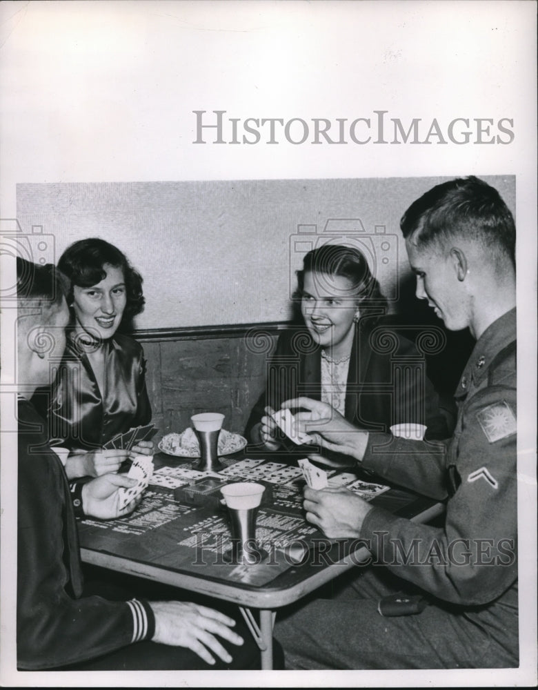 1960 Press Photo Group Group Of Servicemen &amp; Women Play Cards - Historic Images