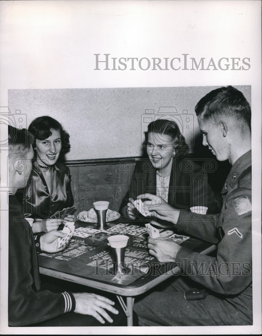 1960 Press Photo Group Group Of Servicemen & Women Play Cards - Historic Images