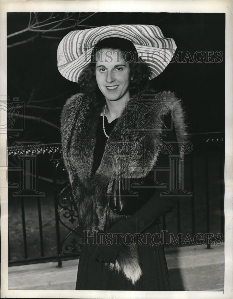 1941 Press Photo Mrs. Jerold Wilson during the Easter Parade in New York. - Historic Images