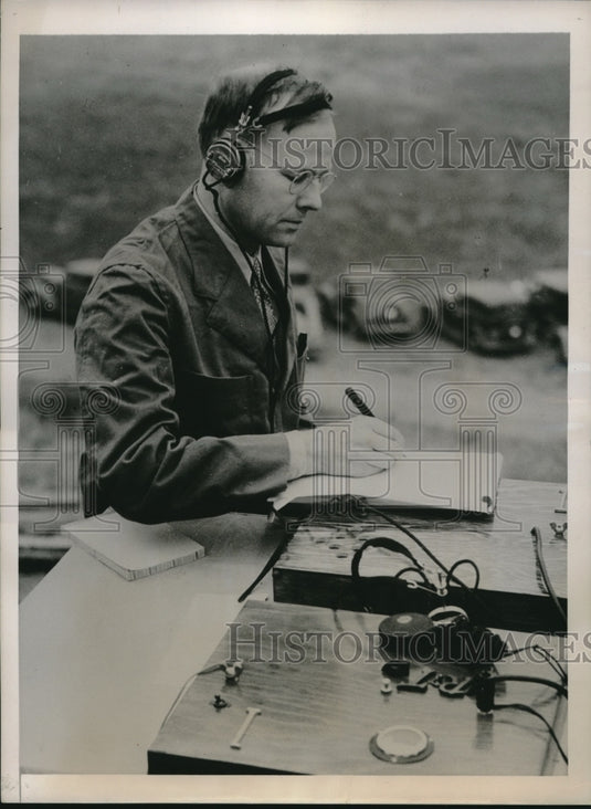 1936 Press Photo engineer Andrew S. Anderson checks Los Angeles' sewage system - Historic Images