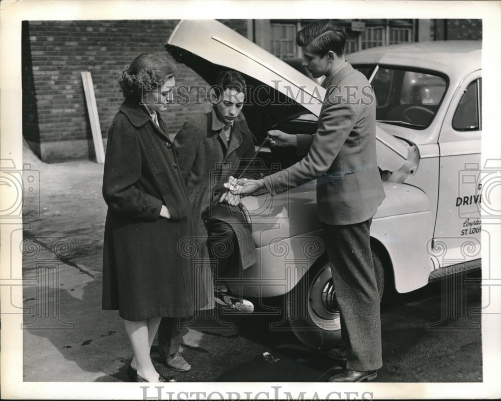 1941 Press Photo Ruth Wadsack, Pat Maddock, &amp; Don Cheswick check car oil-Historic Images