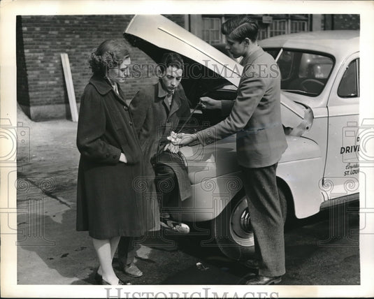 1941 Press Photo Ruth Wadsack, Pat Maddock, & Don Cheswick check car oil-Historic Images