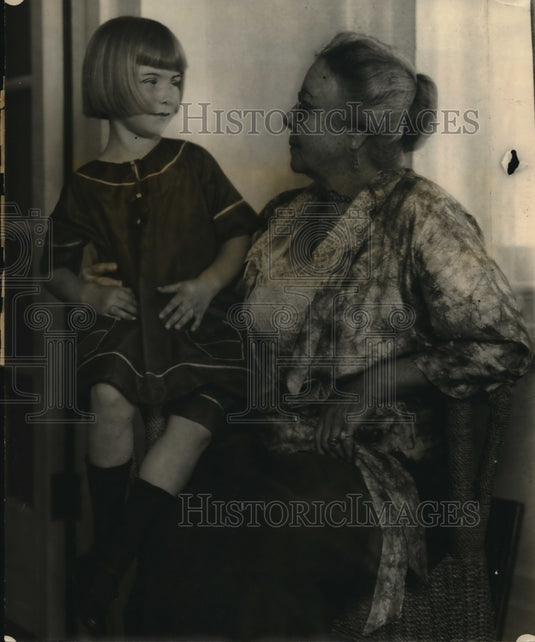 1923 Mrs. Paul Warnekres smoked on occasion. Eileen Box. Court. - Historic Images