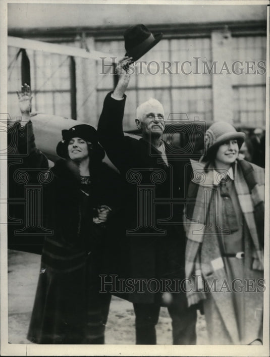 1924 Press Photo Flyer Lt Wad's family greet him in Chiago from round the world - Historic Images