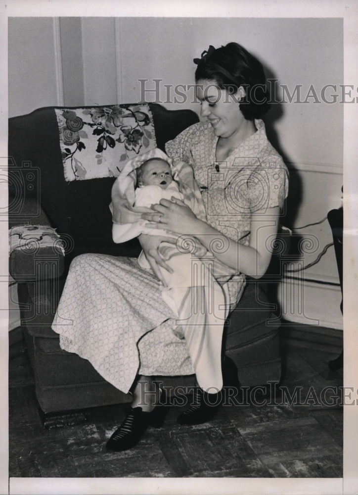 1937 Press Photo Dr. thought baby was born dead but discovered he just needed-Historic Images