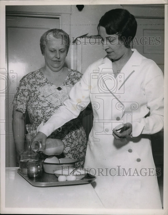 1936 Press Photo Mrs. Petre Miley and Mrs. Chas W. Hansen baking together. - Historic Images