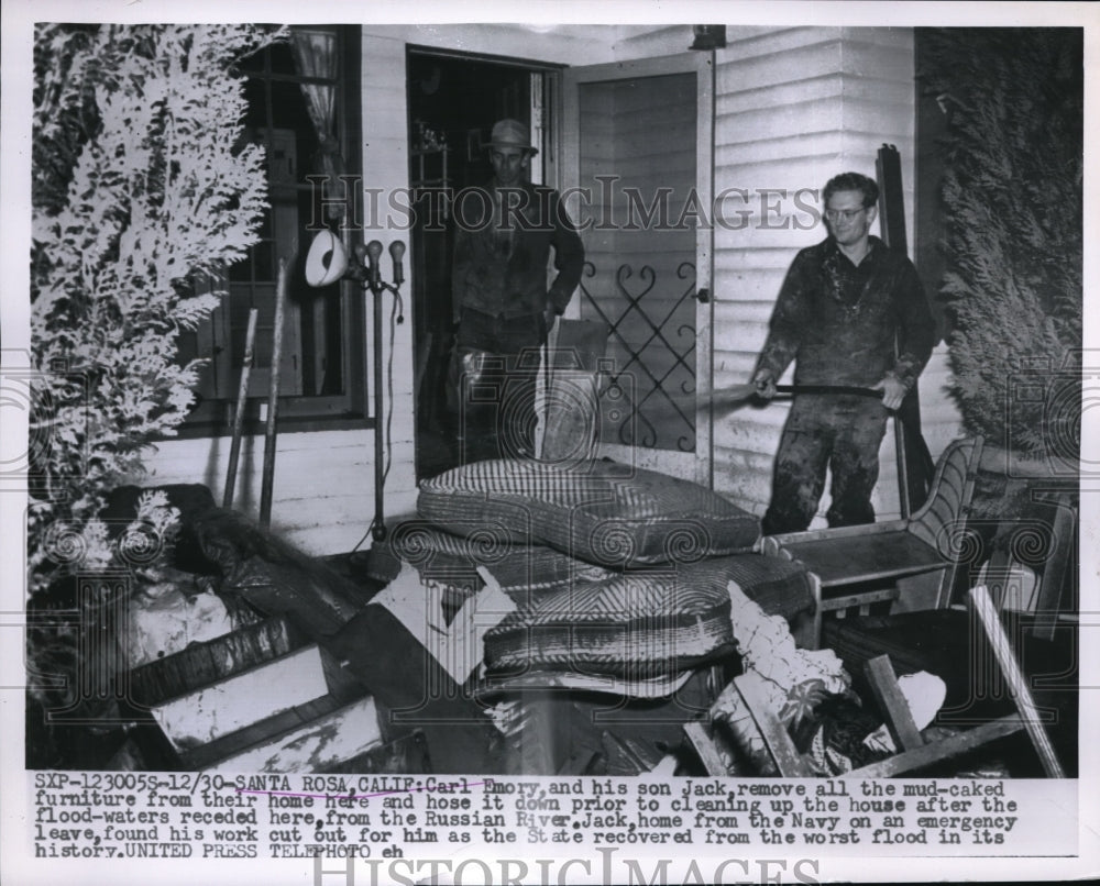 1955 Press Photo Santa Rosa California Carl Emory Russian River Flooding - Historic Images