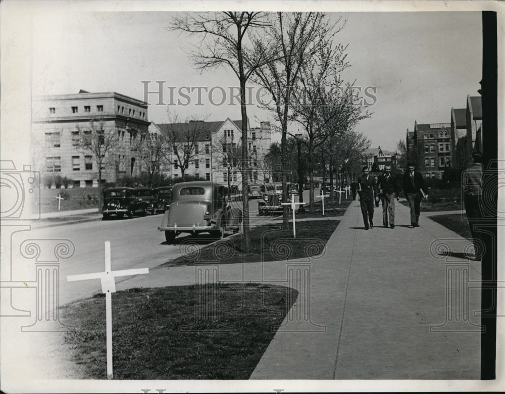 1935 Press Photo Scene Of Men Walking Sidewalks Along a Street - Historic Images