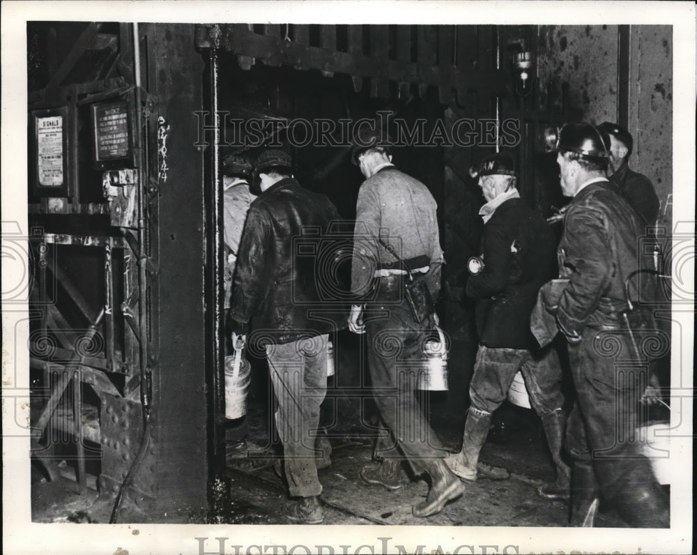 1941 Press Photo Non striking miners enter Union Mine co. In Pennsylvania-Historic Images