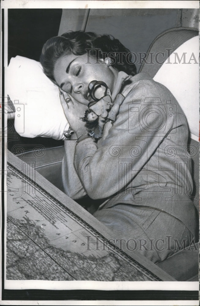 1957 of Miss America 1957 Marian McKnight sleeping on a flight - Historic Images