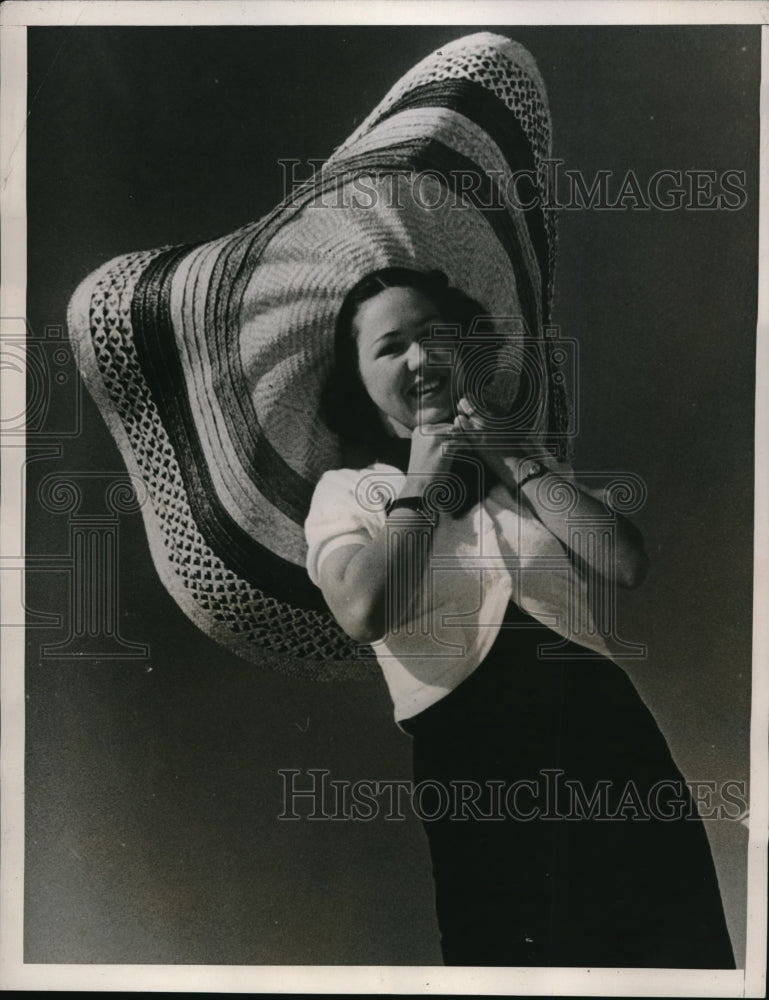 1938 Press Photo Miss Marty Burns beach hats. Long Island New York - Historic Images