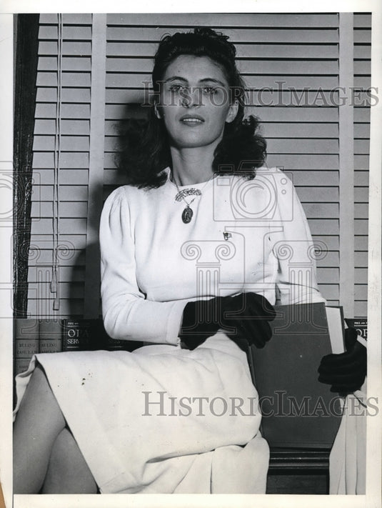 1943 Press Photo Carmen Beach on trial. Charged with operating white slave ring - Historic Images