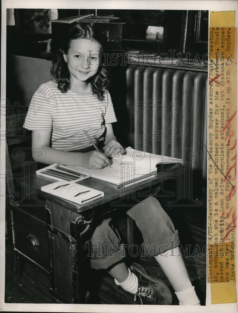 1948 Press Photo Susie Beeston passes the security loan drive pamphlets. - Historic Images