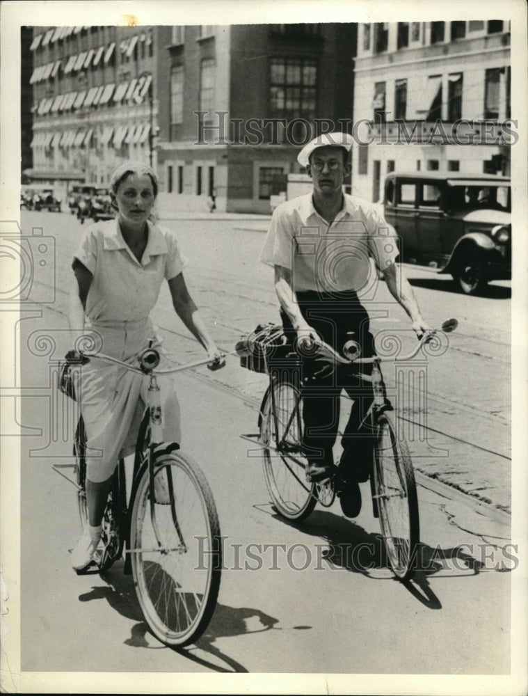 1933 Press Photo Mr. and Mrs. Herbert F. Powell bike ride in Chicago. - Historic Images