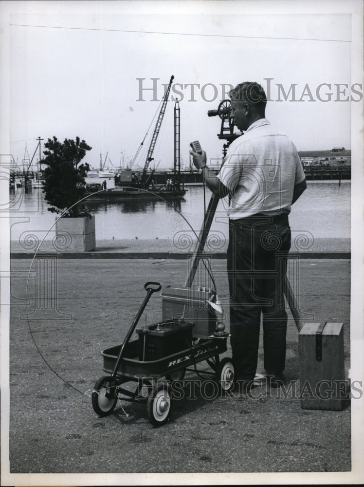 1960 Press Photo Suryeyor Don Kjelstrup uses little red wagon to carry radio - Historic Images