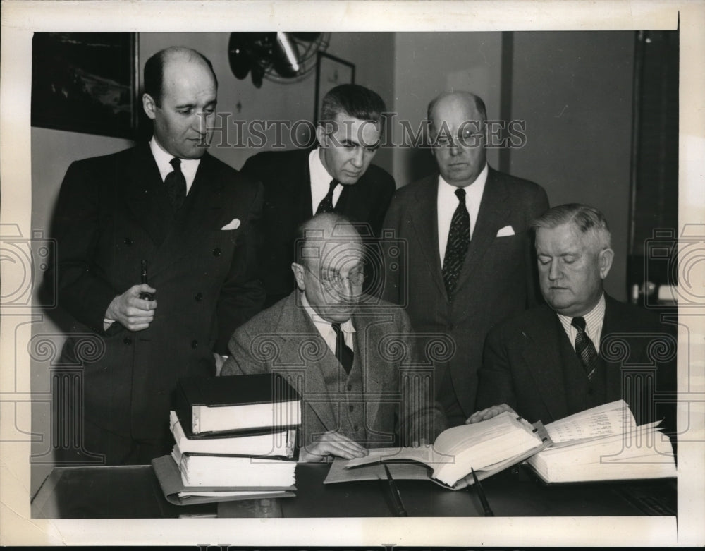 1940 Press Photo Howard Gray Director of Interior to set prices for coal, shown - Historic Images